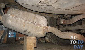 Снимаем старый глушитель Снимаем старый глушитель