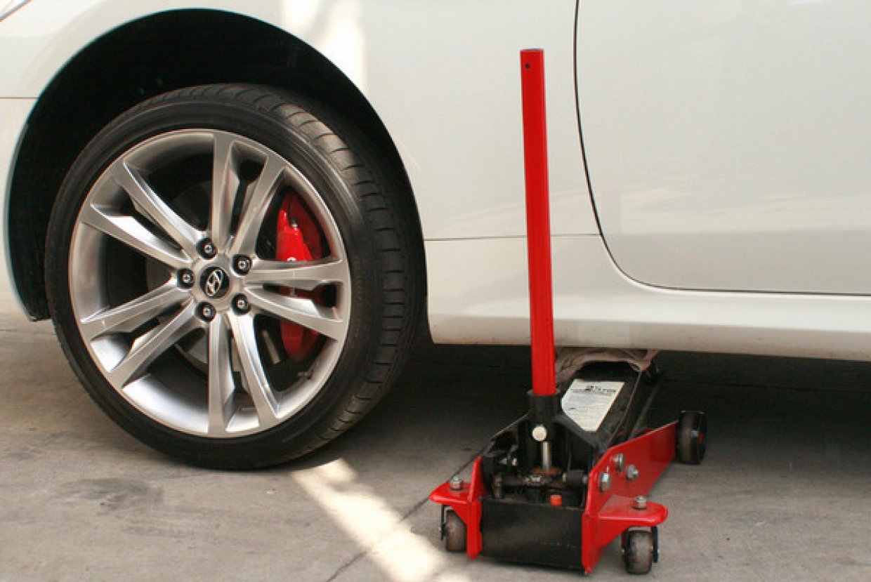 Поднимаем авто на домкрате Поднимаем авто на домкрате