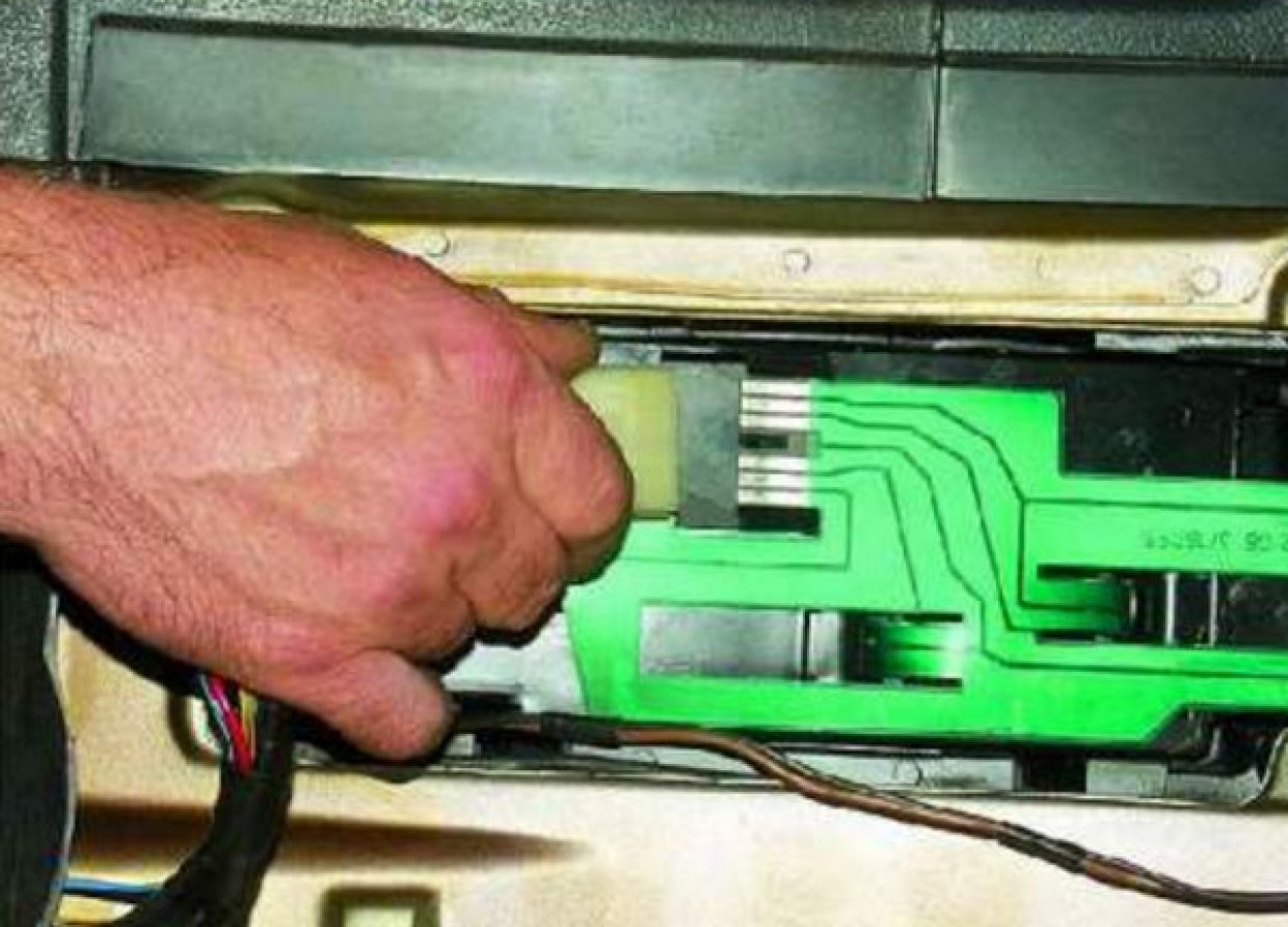 Открываем багажник, снимаем пластиковый кожух