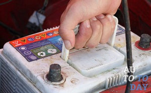 Снимаем аккумулятор Снимаем аккумулятор