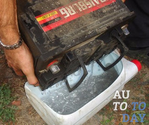 Сливаем электролит Сливаем электролит