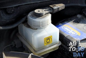 Тормозная жидкость в бачке Тормозная жидкость в бачке