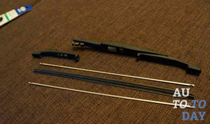 Заправляем резинку в обе качели дворника Заправляем резинку в обе качели дворника