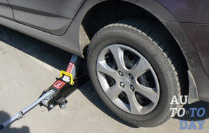 Ставим машину на дамкрат