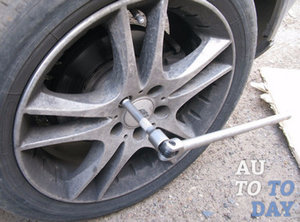 Снимаем колесо Снимаем колесо