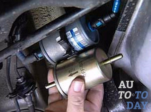 Новый и старый бензиновый фильтр Новый и старый бензиновый фильтр