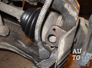 Откручиваем датчик ABS Откручиваем датчик ABS