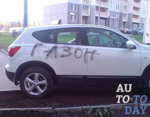 Парковка на газоне