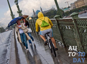 Велосипед на тротуаре