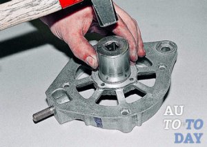 Выбиваем старый подшипник