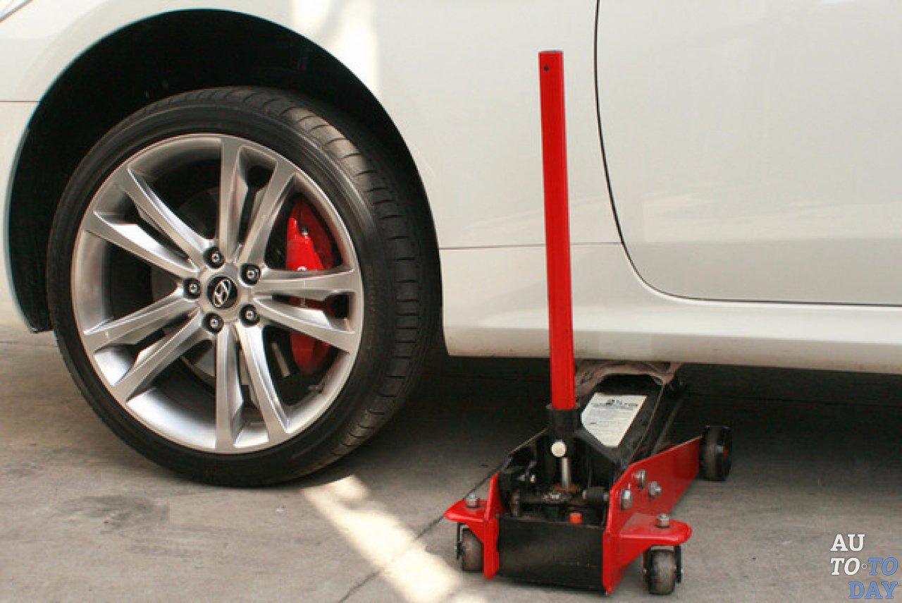 Поднимаем авто на домкрате Поднимаем авто на домкрате