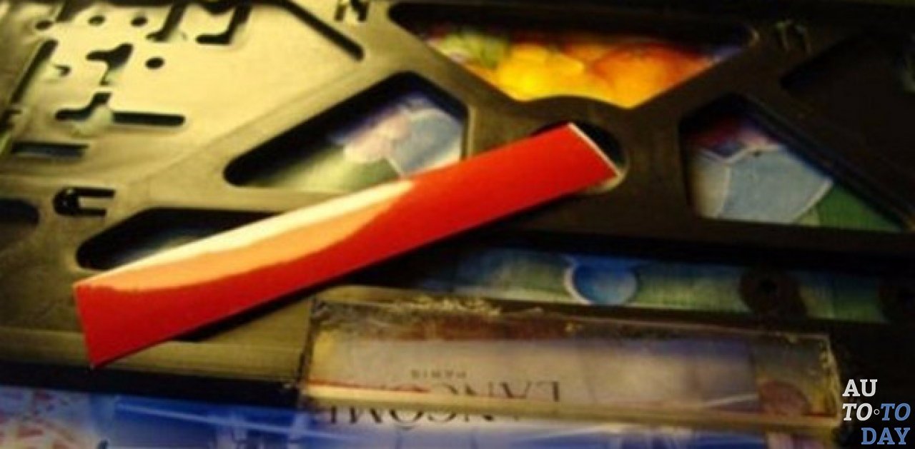 Вклеиваем оргстекло в рамку