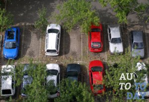 Машину повредили во дворе дома Машину повредили во дворе дома