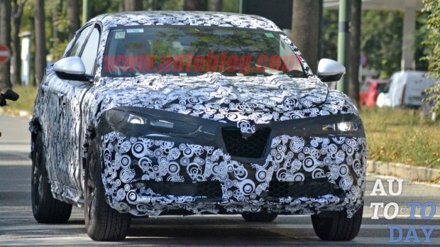 Слегка замаскированный кроссовер Alfa Romeo Stelvio заметили во время тестирования
