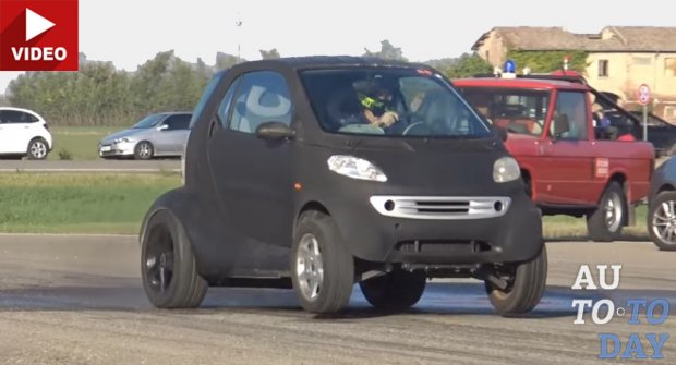 Милый Smart ForTwo с легкостью побеждает в уличных гонках