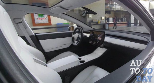 Минималистский интерьер Tesla Model 3 представлен в новом фото