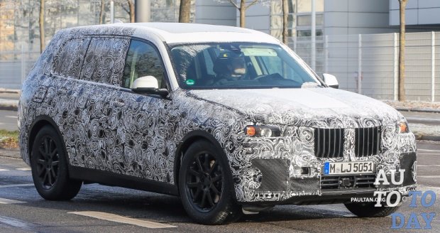 BMW X7 попался в объектив камер во время тестирования на дороге