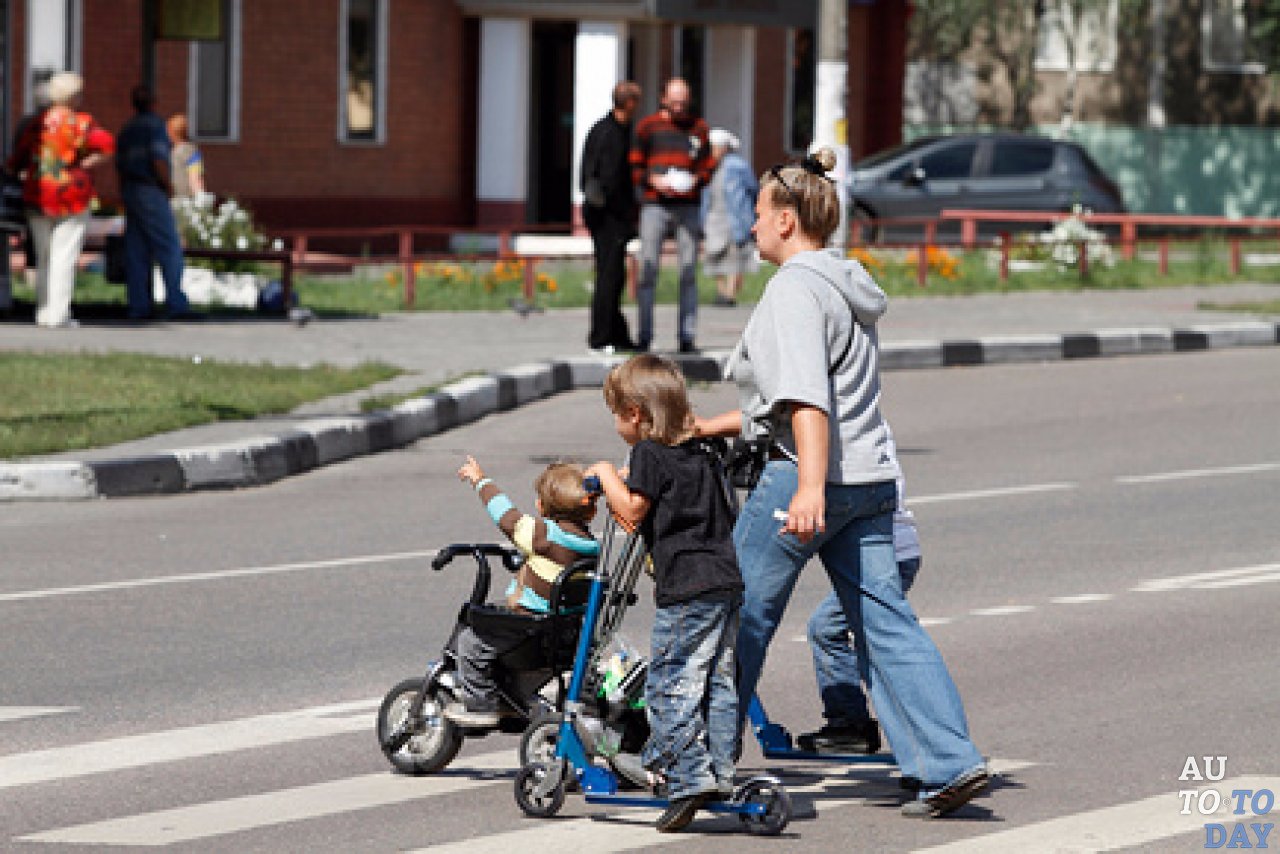 Дети через дорогу. Пешеход с коляской. Взрослые нарушают ПДД С детьми. Мама с ребенком через дорогу. Пешеходы нарушают.