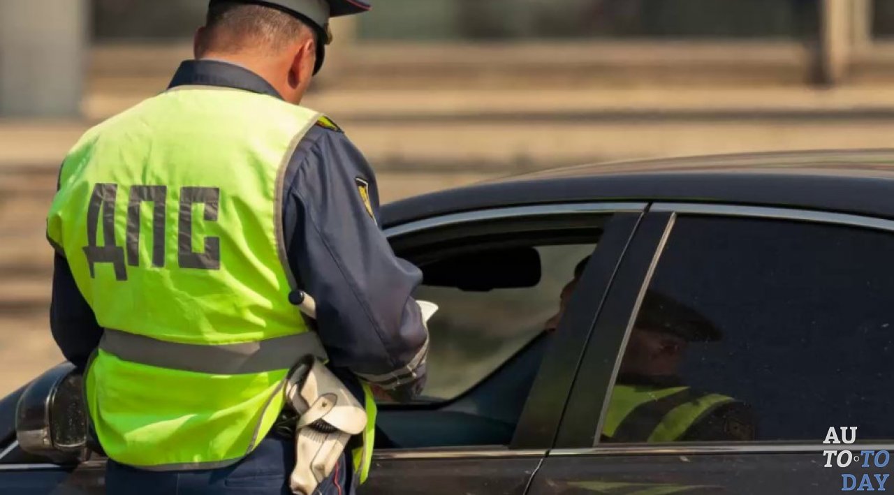 Сотрудник ДПС проверяет документы у водителя Сотрудник ДПС проверяет документы у водителя