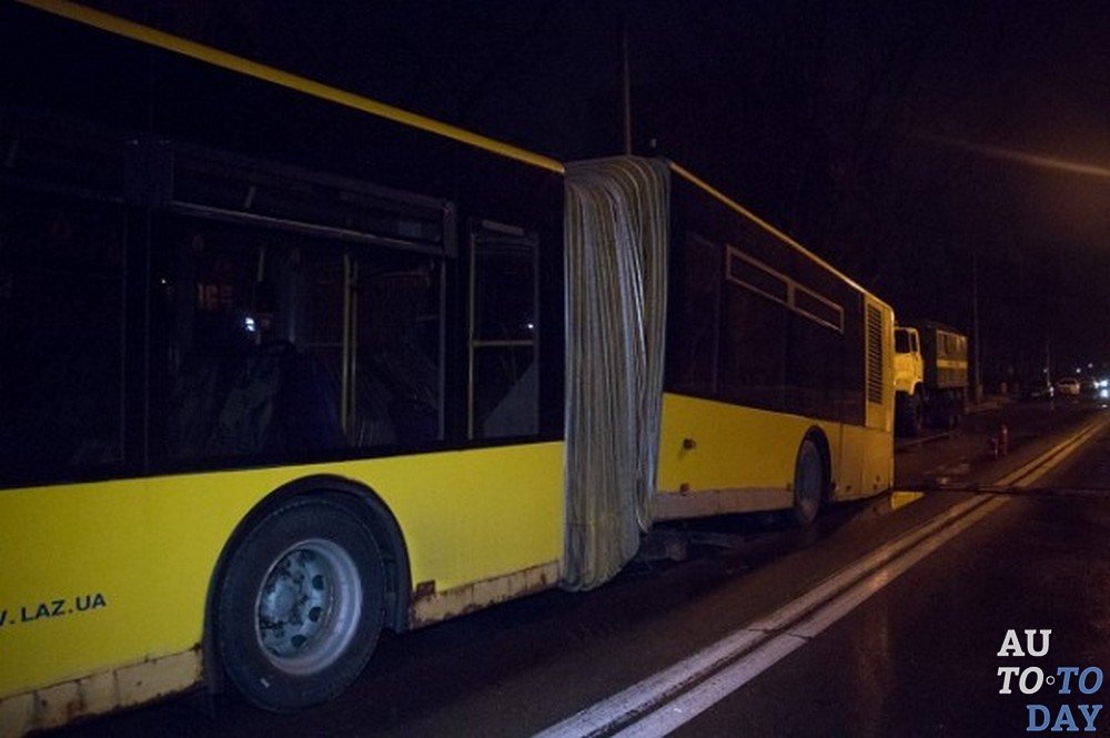 У автобуса отвалился двигатель