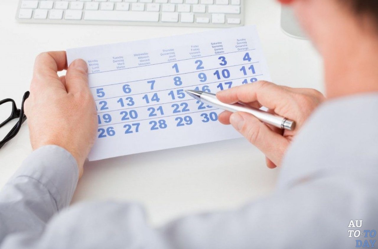 Мужчина смотрит на календарь Мужчина смотрит на календарь