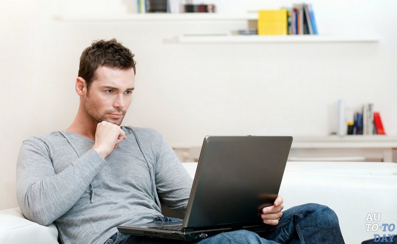 Мужчина сидит в интернете Мужчина сидит в интернете