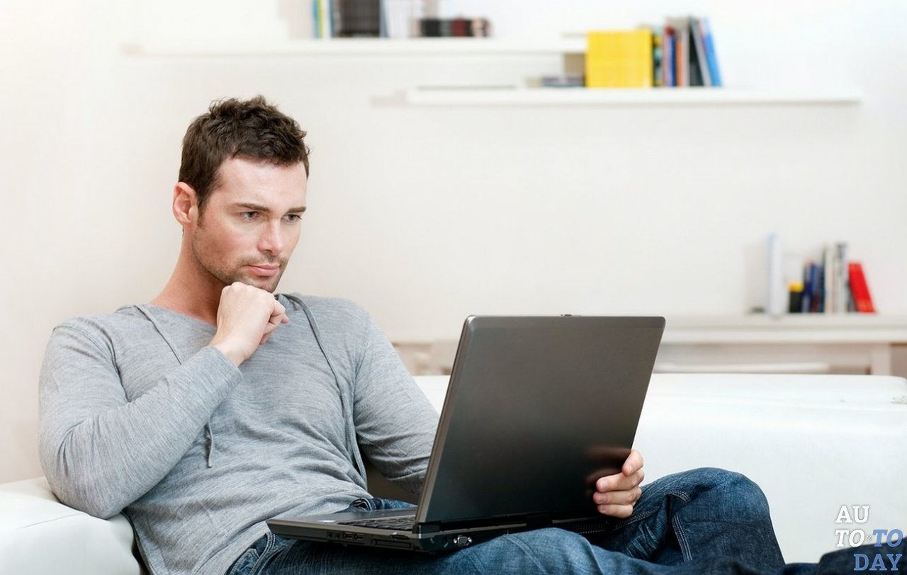 Мужчина сидит в интернете Мужчина сидит в интернете