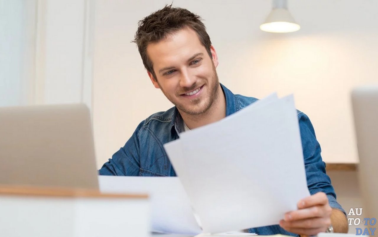 Мужчина с документами Мужчина с документами