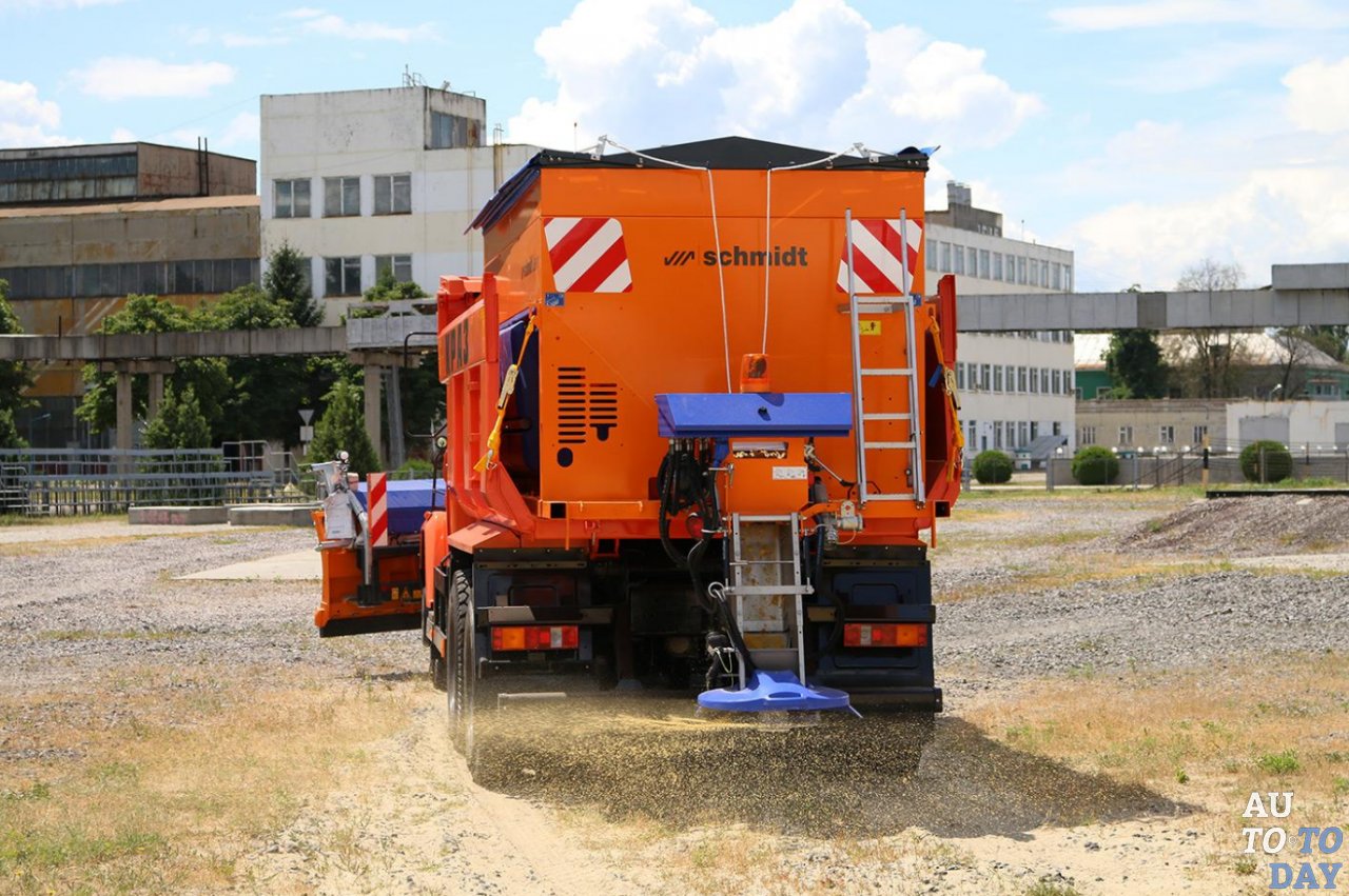 КрАЗ обошёл МАЗ и выиграл крупный тендер на поставку КДМ для Киевоблавтодора