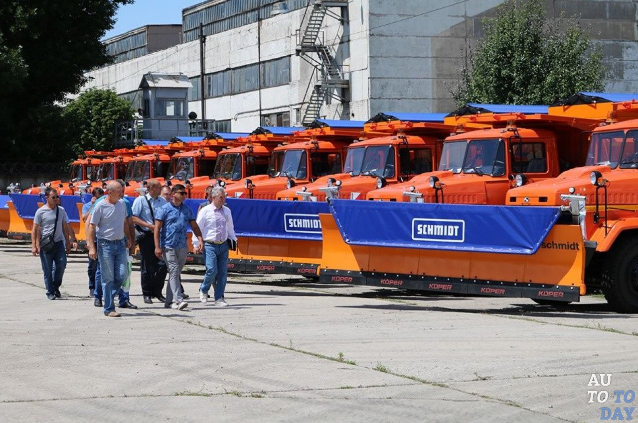 КрАЗ обошёл МАЗ и выиграл крупный тендер на поставку КДМ для Киевоблавтодора