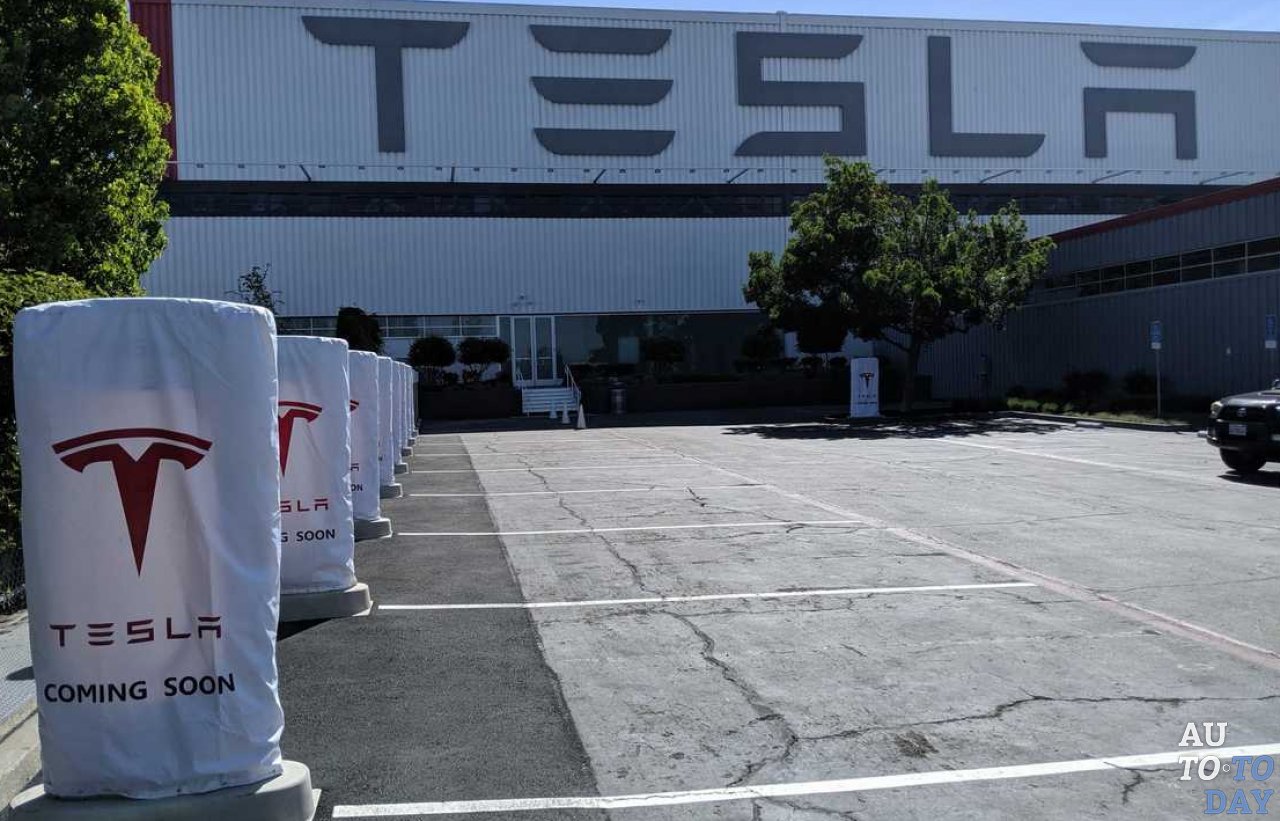 Tesla открывает станцию V3 Supercharger с питанием от солнечных батарей