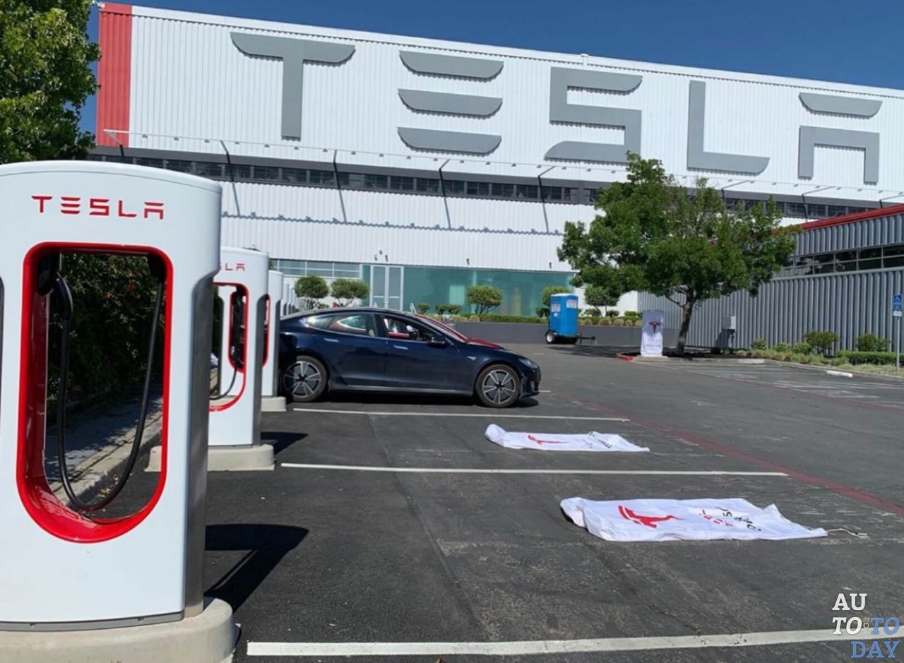 Tesla открывает станцию V3 Supercharger с питанием от солнечных батарей
