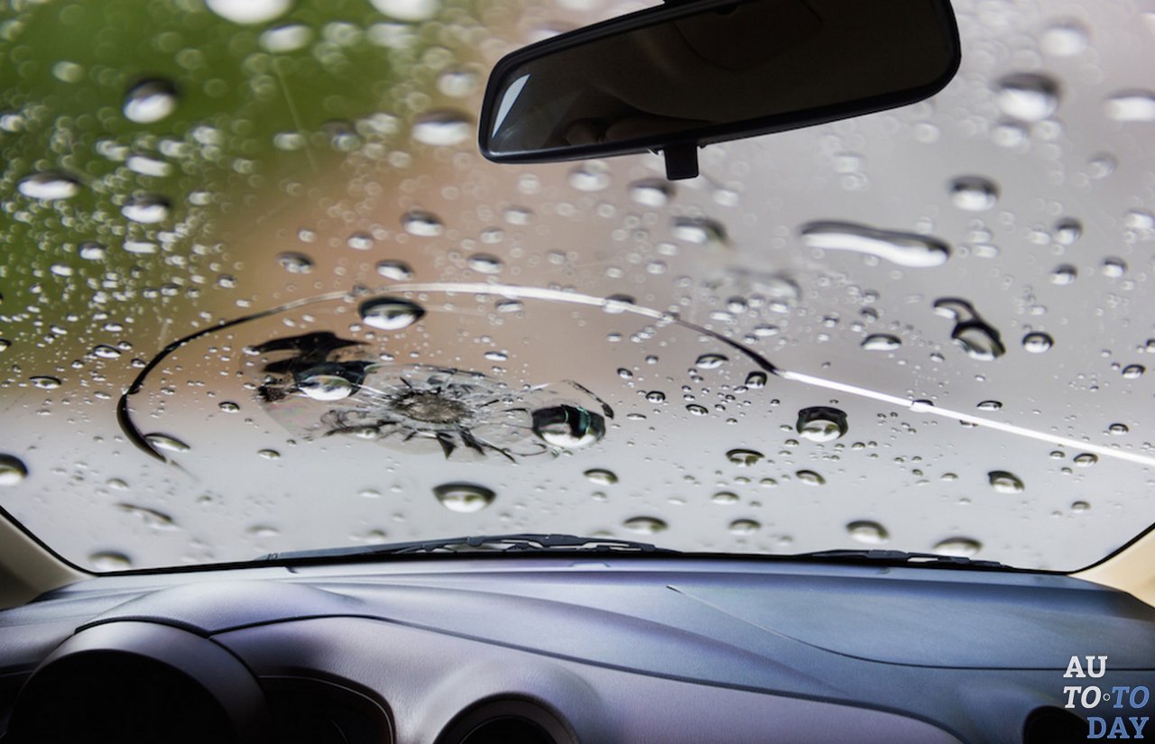 Защита автомобиля от дождя. Трещина на лобовом. Треснуло лобовое стекло. Лобовое стекло авто. Трещина на стекле автомобиля.