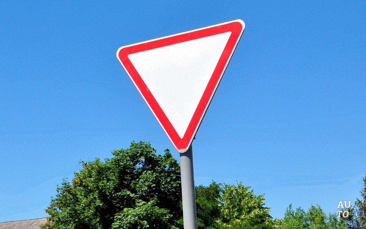 Знак «Уступи дорогу» Знак «Уступи дорогу»