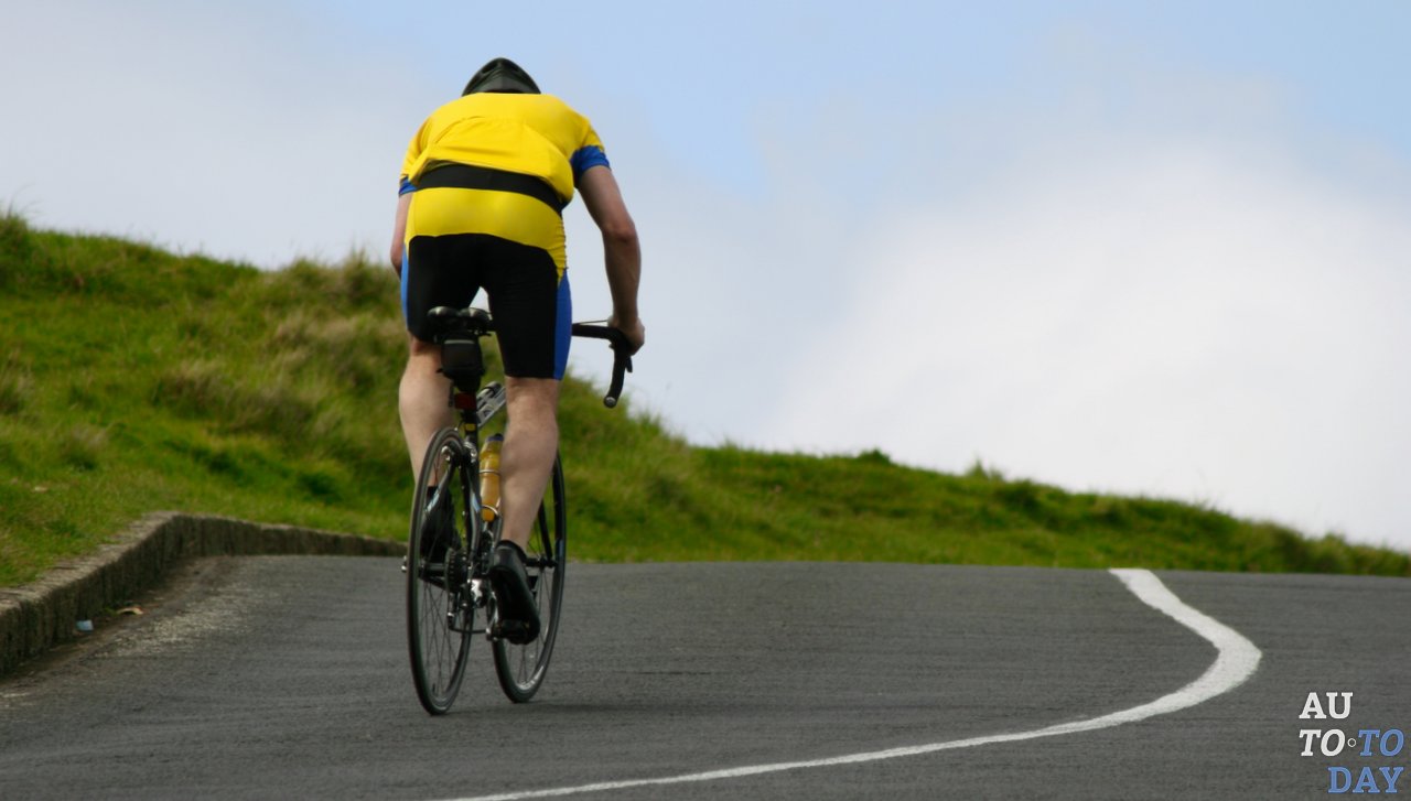 Велосипедист на дороге