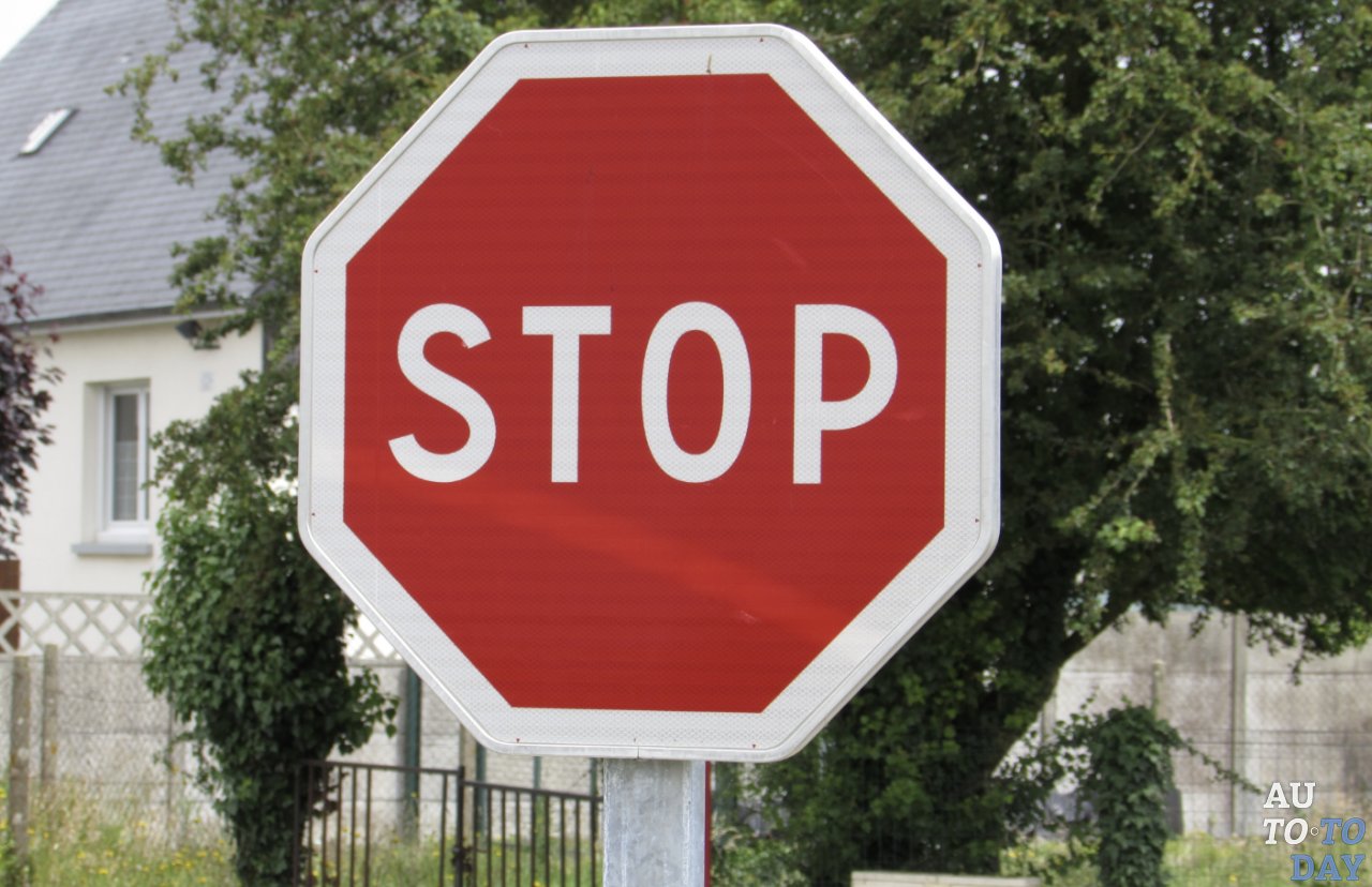 Знак «Движение без остановки запрещено»