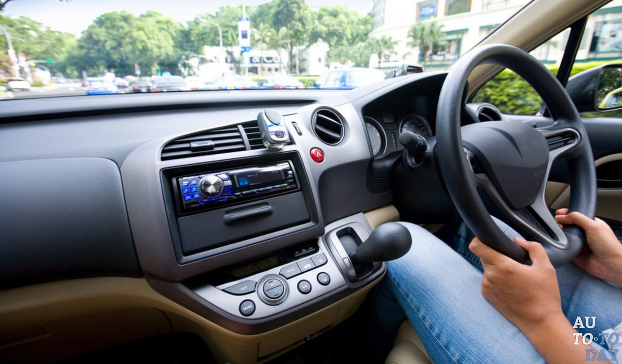 Легковая машина с правым рулем Легковая машина с правым рулем