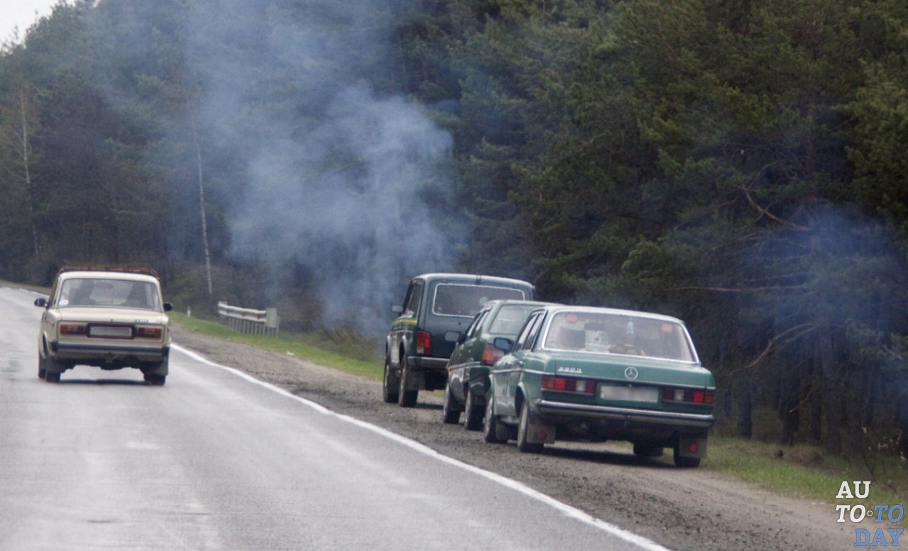 Остановка машины на обочине Остановка машины на обочине