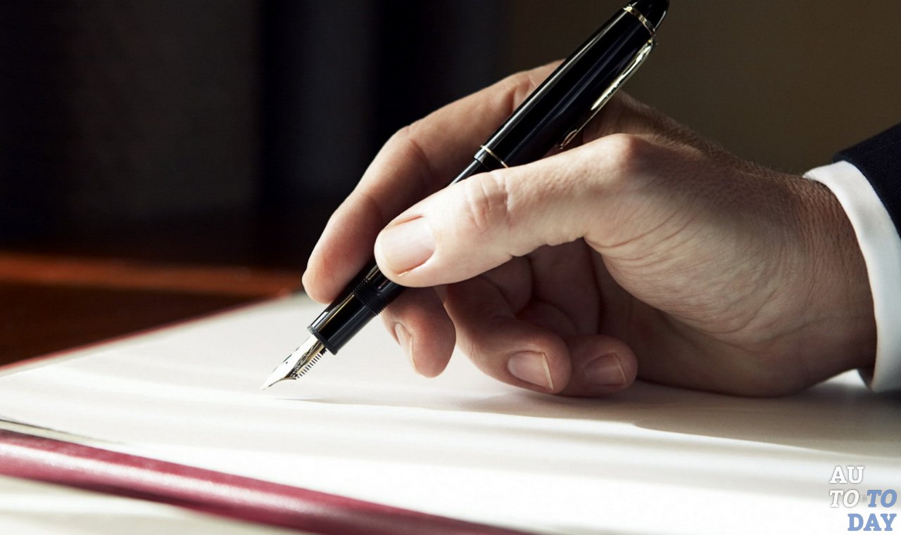 Человек пишет доверенность Человек пишет доверенность