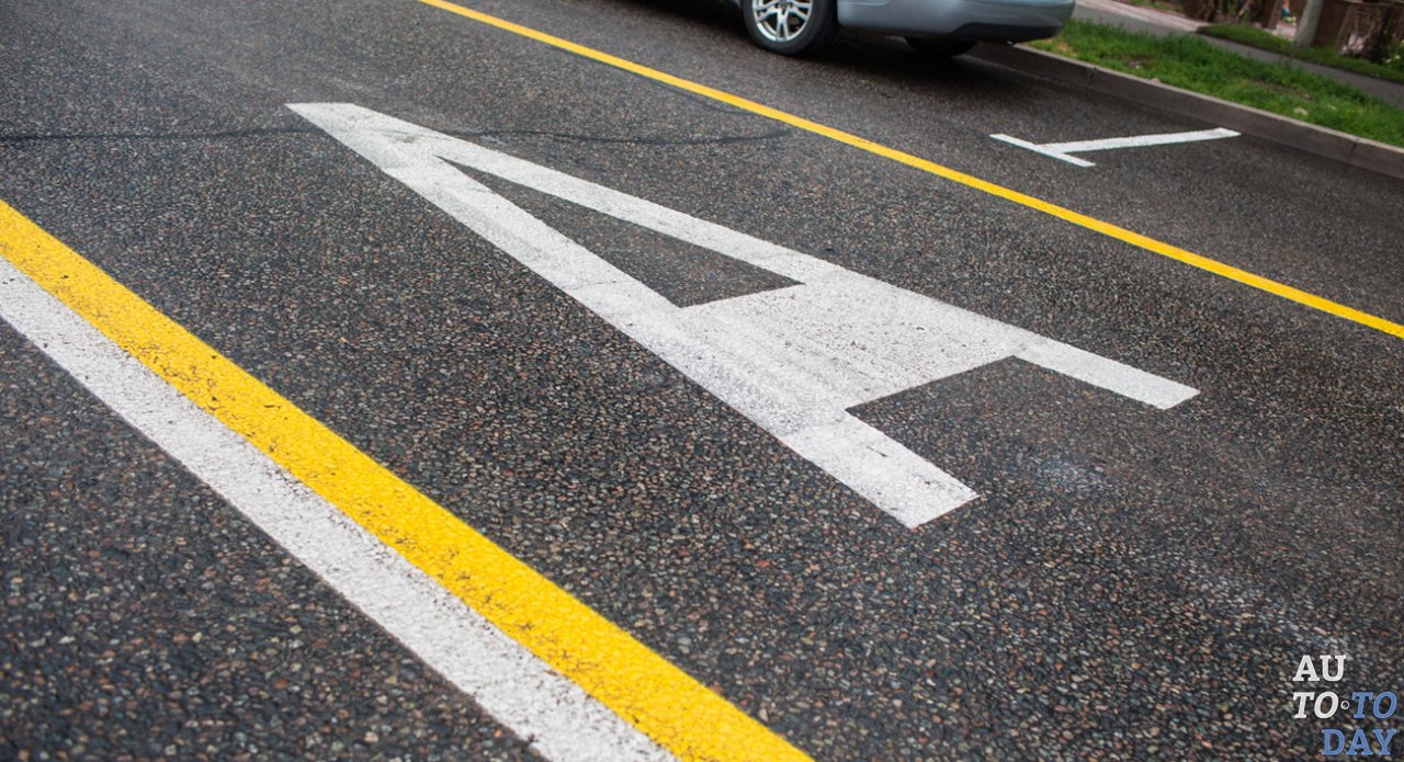 Желтая полоса на дороге Желтая полоса на дороге