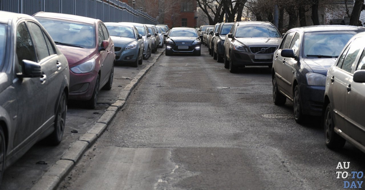 Неправильная парковка на тротуаре