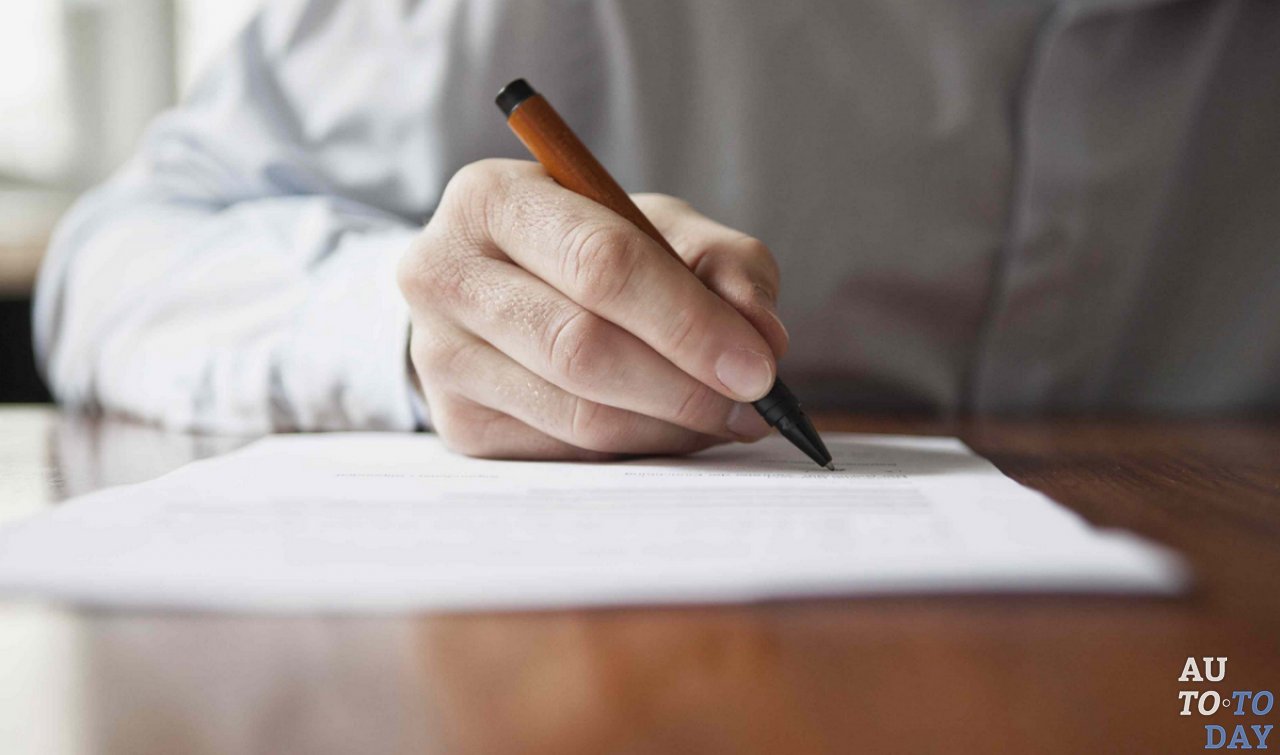 Мужчина пишет претензию Мужчина пишет претензию