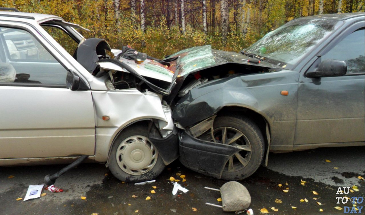 Лобовое столкновение машин