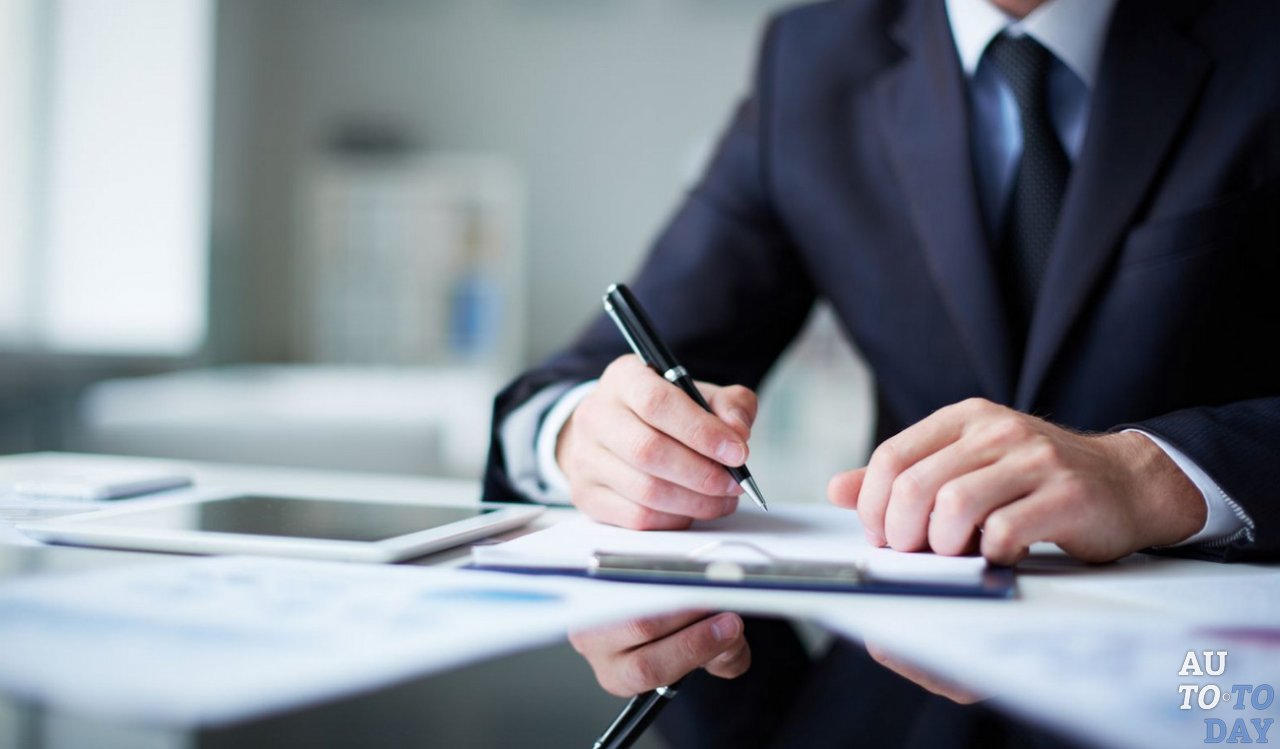 Пишет претензию в страховую компанию Пишет претензию в страховую компанию