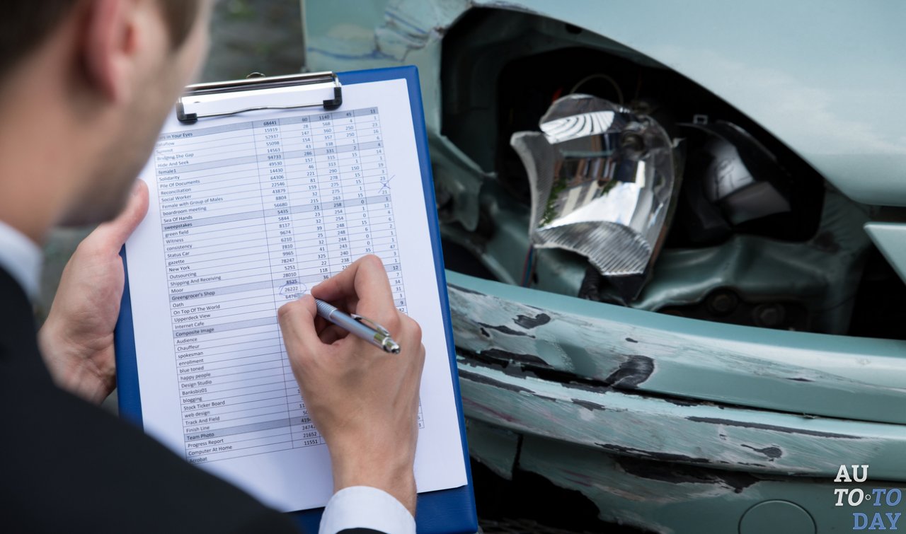 Осмотр автомобиля специалистом