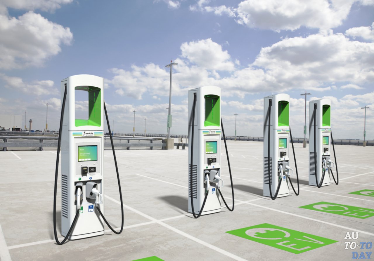 Electrify America развертывает роботизированные зарядные устройства Electrify America развертывает роботизированные зарядные устройства