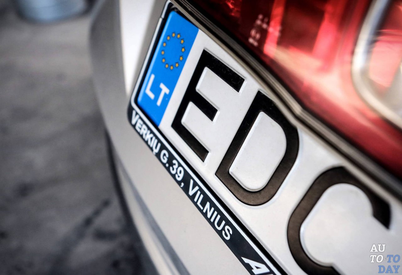 Зеленский пообещал провести круглый стол и отсрочить штрафы для авто с иностранной регистрацией