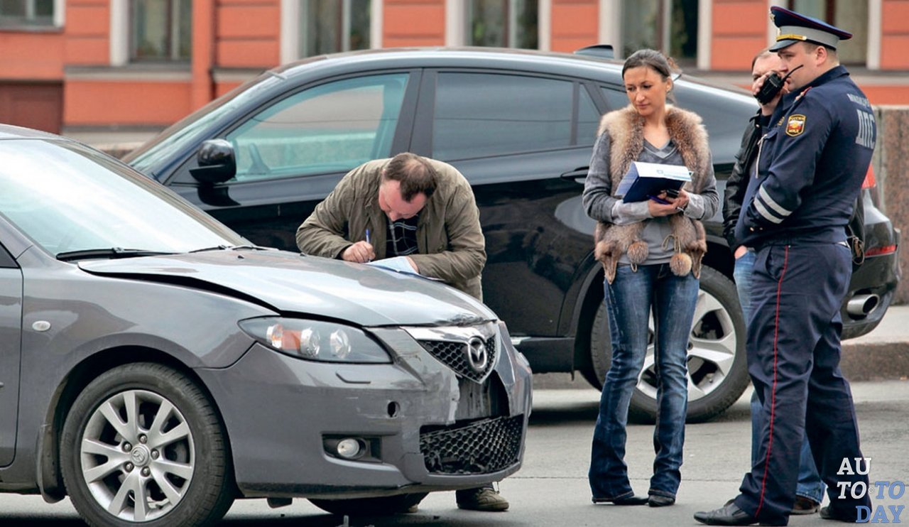 Сотрудники ГИБДД на месте аварии Сотрудники ГИБДД на месте аварии