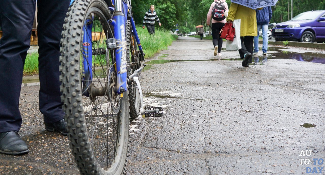 Велосипедист на тротуаре Велосипедист на тротуаре