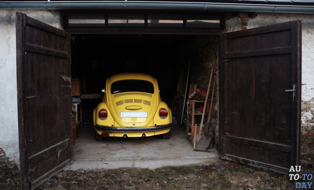 Машина в гараже